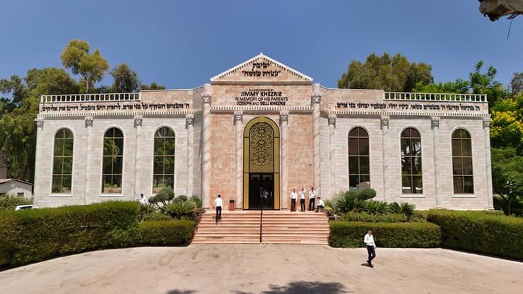 ישיבת עטרת שלמה. מונומנט ענק בלב ראשון לציון (צילום: דניאל נפוסי ודוד מנדלסון) ישיבת "עטרת שלמה" בראשון לציון