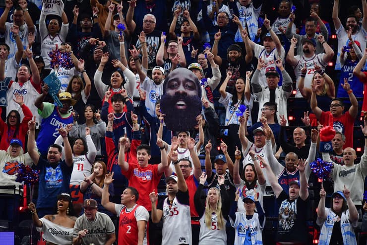 יכולים לחגוג. אוהדי הקליפרס (צילום: Gary A. Vasquez-Imagn Images) אוהדי הקליפרס