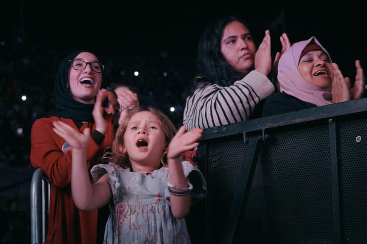 מריעות לממדאני, בעצרת הלילית. בין הבטחותיו: הקפאת שכר דירה ואוטובוסים חינם (צילום: ANDRES KUDACKI / GETTY IMAGES NORTH AMERICA / AFP) ארה"ב ניו יורק עצרת של זוהראן ממדאני בחירות ראשות העיר