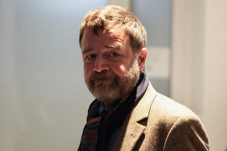 ברטרנד שולר. גם הוא עומד לדין, הנאשמים טוענים למשפט פוליטי (צילום: Guillaume BAPTISTE / AFP) צרפת ברטרנד שולר עומד לדין על הפצת שמועות ש בריז'יט מקרון היא גבר