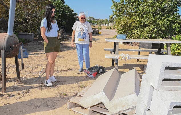 ויקי ויסמין ליד המדרגת בכיסופים. "המדרגות הן המוות והמים הם החיים" (צילום: הרצל יוסף) yk14560279