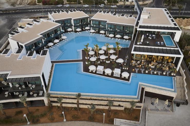 וכך זה נראה ממעוף הרחפן. בשיחה עם ynet אחד מהאורחים התלונן על צפיפות. "אין תחושה של פרטיות בחדר" (צילום: אסף פינצ'וק) מלון קיימא