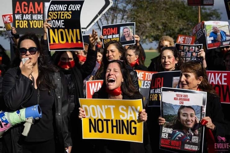 אורנה בנאי יחד עם חברות הקבוצה בצעדה בגבול עזה ביום ה-98 למלחמה. "אורנה צרחה את מה שכולנו הרגשנו" (צילום: אסקף אברהם) אורנה בנאי יחד עם חברות הקבוצה בצעדה בגבול עזה ביום ה-98 למלחמה. "אורנה צרחה את מה שכולנו הרגשנו"