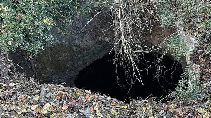 הבור אליו נפל הילד (צילום: דוברות כב"ה מחוז חוף) הבור אליו נפל הילד