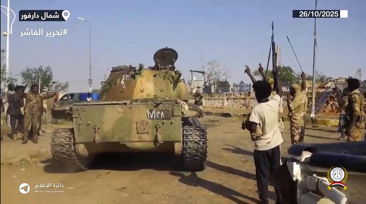 ברחובות אל-פאשר הכבושה. מפקד הצבא: "נסוגנו כדי לחסוך פגיעה באזרחים" (צילום: AFP PHOTO / HO / SUDAN RAPID SUPPORT FORCES (RSF) TELEGRAM ACCOUNT) סודן לוחמי מיליציית ה RSF חוגגים ב רחובות של אל פאשיר אל פאשר אל-פאשיר אל-פאשר