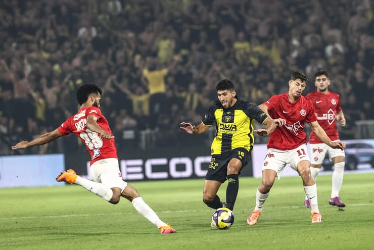 פלקאו מול ירדן כהן (צילום: גיל נחושתן) הפועל ת"א בית"ר ירושלים גמר גביע הטוטו פלקאו ירדן כהן