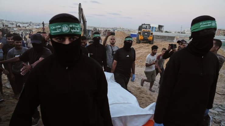 הודיעו ש"איתרו" חטוף חלל - ולא ישחררו. מחבלי חמאס בחאן יונס (צילום: AP Photo/Jehad Alshrafi) מחבלי חמאס מחלצים לכאורה שרידים של חלל חטוף בשכונת חמד חאן יונס רצועת עזה