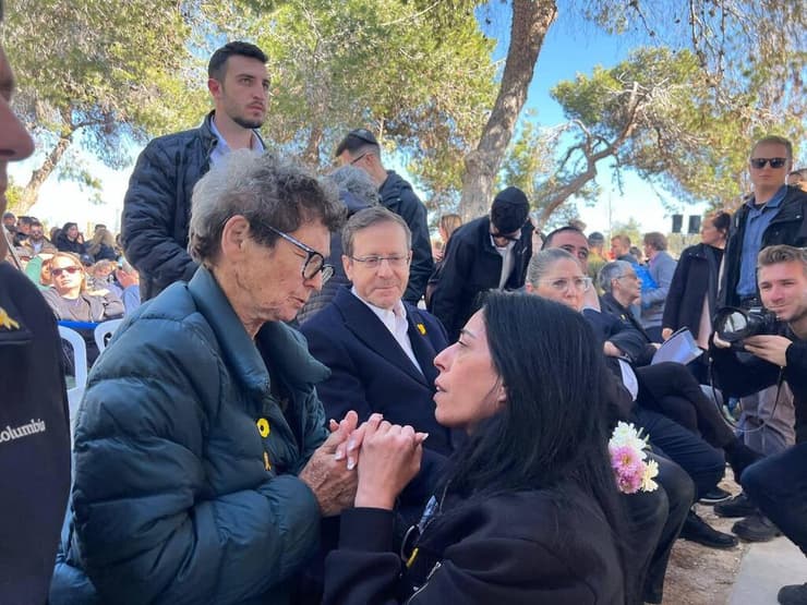 עינב צנגאוקר עם שורדת השבי יוכבד ליפשיץ בהלוויה של בעלה עודד, שנחטף ונרצח בשבי עינב צנגאוקר עם שורדת השבי יוכבד ליפשיץ בהלוויה של בעלה עודד, שנחטף ונרצח בשבי