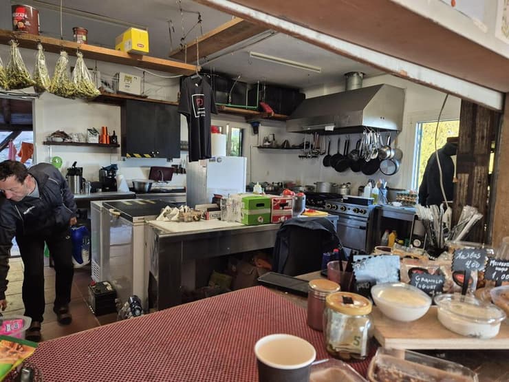 צוות הבקתה מכין ארוחת בוקר (צילום: ג'ולי יפה) צוות הבקתה מכין ארוחת בוקר