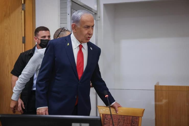 נתניהו באולם בית המשפט, אוקטובר 25' (צילום: מרים אלסטר) נתניהו נכנס לאולם בית המשפט