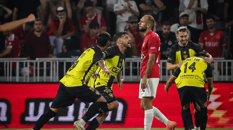 על סף משבר. שחקני בית"ר חוגגים מול הפועל, אתמול (צילום: עוז מועלם) הפועל ת"א בית"ר ירושלים גמר גביע הטוטו דור מיכה