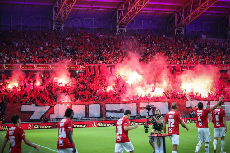 אבוקות ביציעים - למרות המשטרה (צילום: עוז מועלם) הפועל ת"א בית"ר ירושלים גמר גביע הטוטו