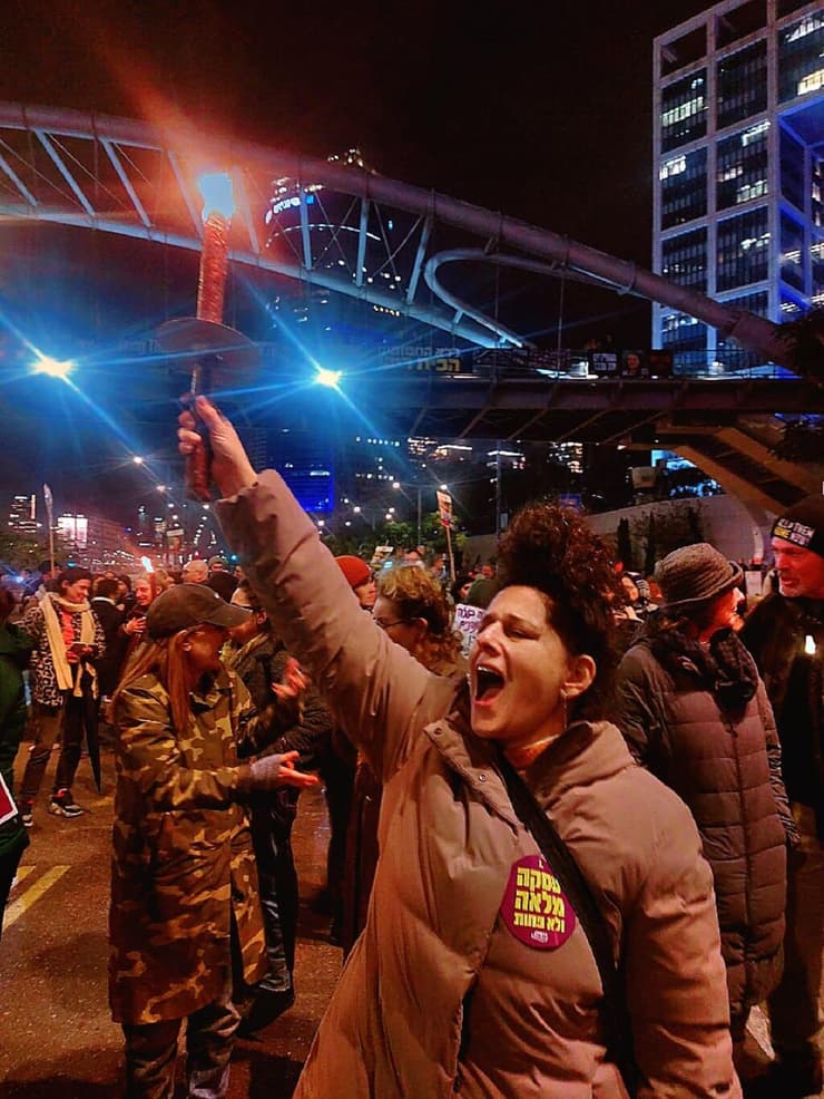 נועה קולר בהפגנה למען החטופים בתל אביב (צילום: אסקף אברהם) נועה קולר בהפגנה למען החטופים בתל אביב