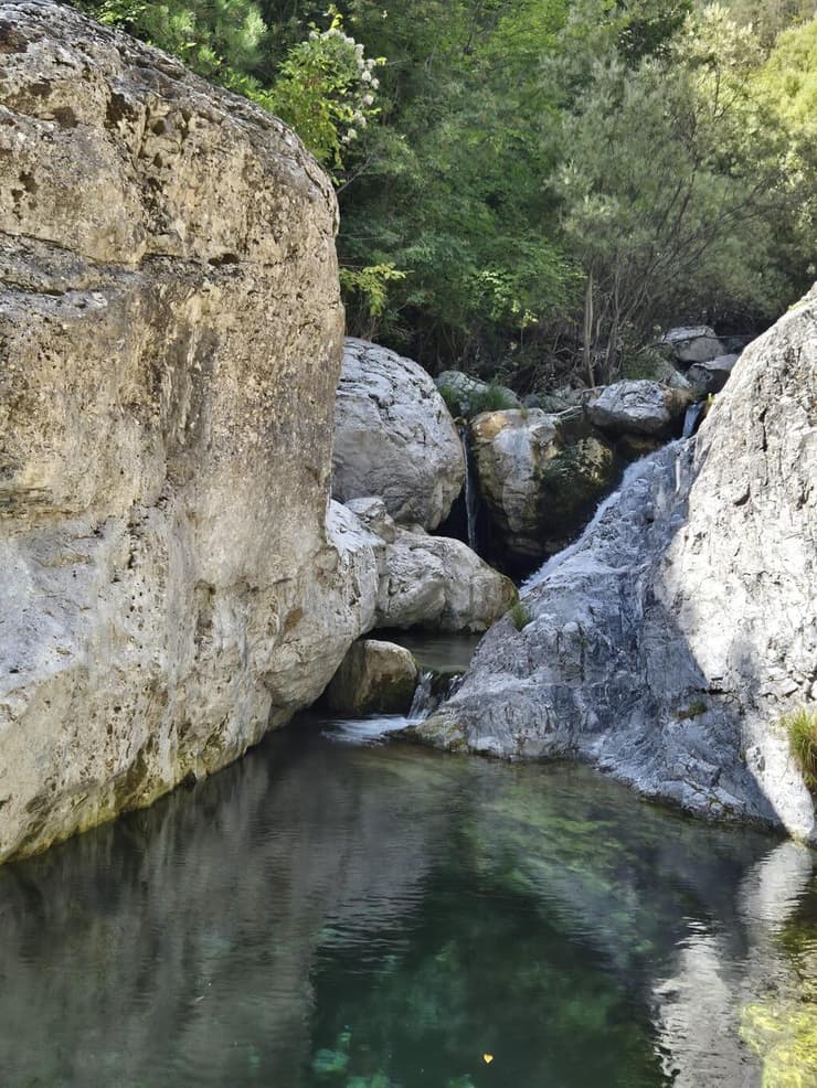 בריכות מים בסוף המסלול, מרחק הליכה מחניון פריוניה (צילום: ג'ולי יפה) בריכות מים בסוף המסלול, מרחק הליכה מחניון פריוניה