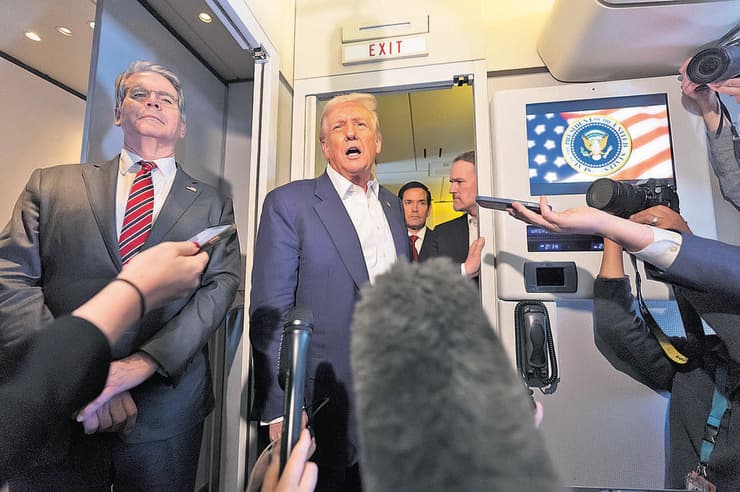 דונלד טראמפ וסקוט בסנט (צילום: Mark Schiefelbein/AP) דונלד טראמפ וסקוט בסנט