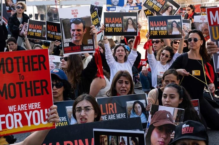 בנות משפחות החטופות והחטופים יחד עם נשות תרבות ועיתונאיות, בהפגנה למען השבתם הביתה (צילום: אסקף אברהם) בנות משפחות החטופות והחטופים יחד עם נשות תרבות ועיתונאיות, בהפגנה למען השבתם הביתה