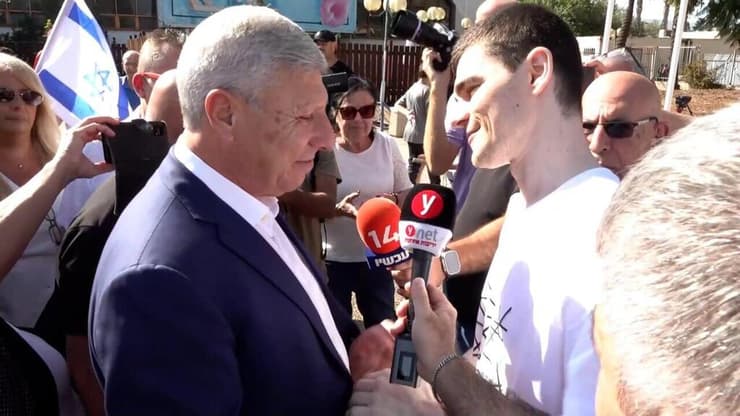 מקסים הרקין וראש העיר יעקב פרץ (צילום: נחום סגל) קבלת פנים חמה למקסים הרקין בקאנטרי קריית אתא