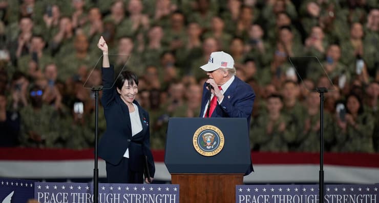 טראמפ וראש ממשלת יפן סאנאה טקאיצ'י בעצרת עם חיילים אמריקנים שמוצבים ביפן, 28 באוקטובר