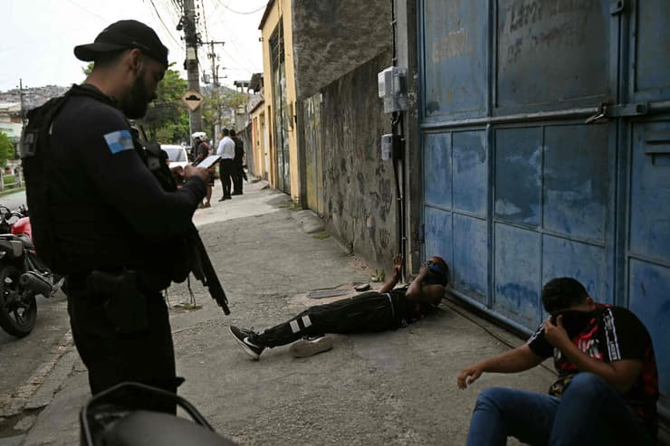 צילום: Mauro PIMENTEL / AFP מעצרים במבצע משטרתי ב ריו דה ז'ניירו ברזיל