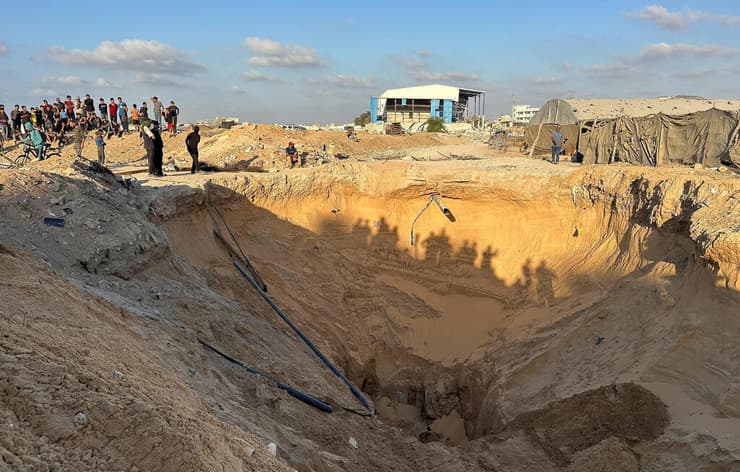 צילום: רויטרס/REUTERS/Haseeb Alwazeer מחבלי חמאס עורכים לכאורה חיפוש אחר חללים חטופים בשכונת חמד חאן יונס