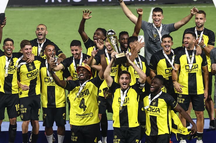 הבית"רים וגביע הטוטו (צילום: גיל נחושתן) בית"ר ירושלים מניפה את גביע הטוטו לשנת 2025