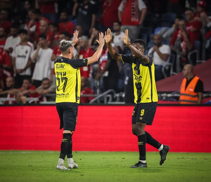 קאלו חוגג עם אצילי (צילום: עוז מועלם) הפועל ת"א בית"ר ירושלים גמר גביע הטוטו ג'ונבוסקו קאלו