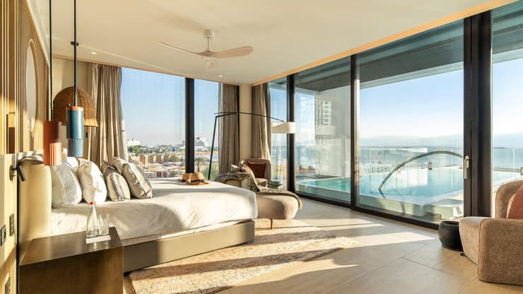 וכך זה נראה מהצד השני עם קרן שמש מחמיאה (צילום: סטודיו פלד) סוויטה במלון קיימא