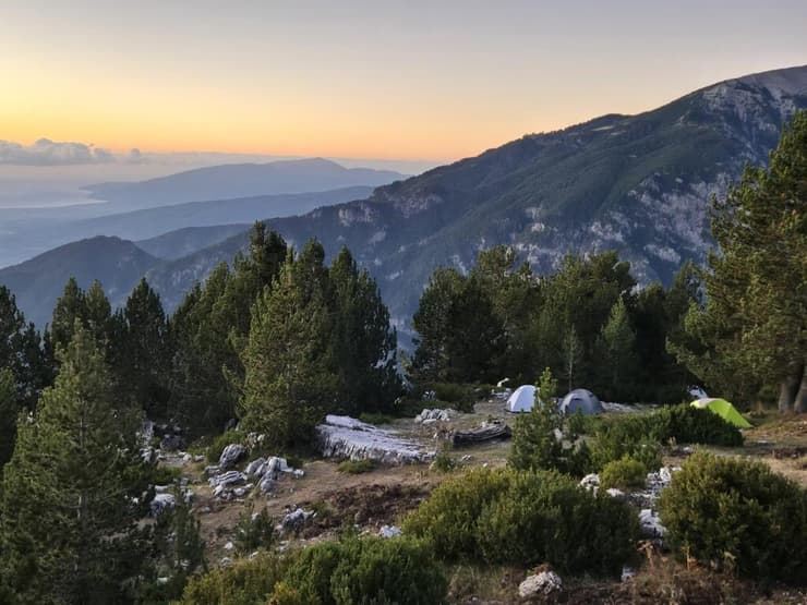 זריחה באזור הקמפינג מחוץ לבקתה (צילום: ג'ולי יפה) זריחה באזור הקמפינג מחוץ לבקתה
