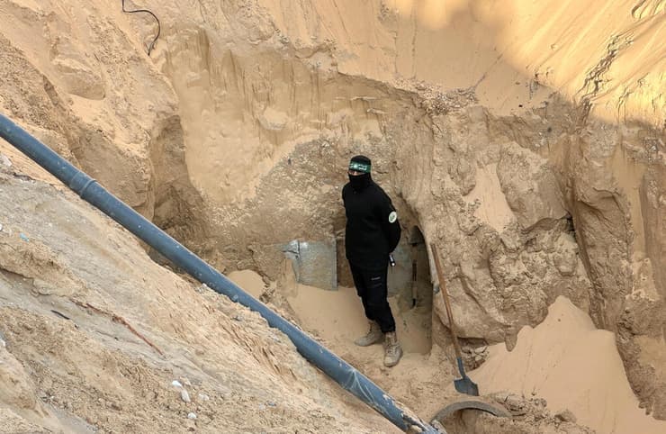 צילום: רויטרס/REUTERS/Haseeb Alwazeer מחבלי חמאס עורכים לכאורה חיפוש אחר חללים חטופים בשכונת חמד חאן יונס