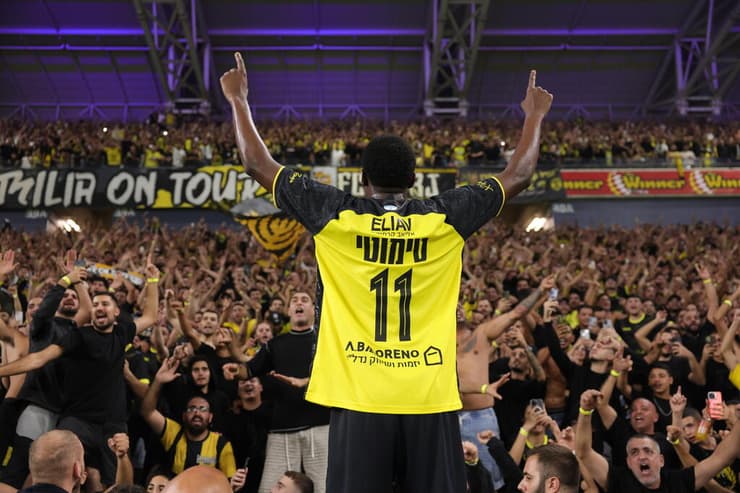 מוזי חוגג עם הקהל (צילום: עוז מועלם) הפועל ת"א בית"ר ירושלים גמר גביע הטוטו