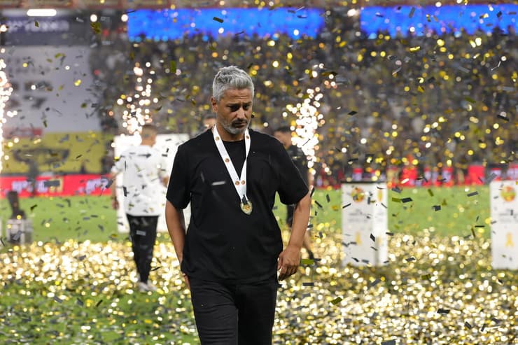 המנצח הגדול. יצחקי (צילום:עוז מועלם) בית"ר ירושלים מניפה את גביע הטוטו לשנת 2025 ברק יצחקי