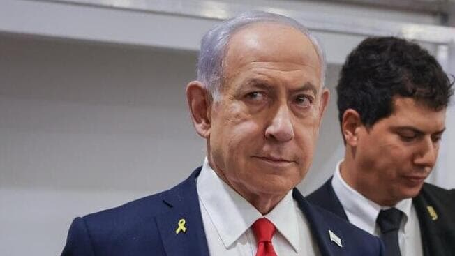 נתניהו נכנס לאולם בית המשפט