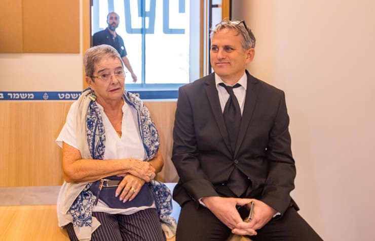 הנאשמת קרול פסלר ועורך דינה