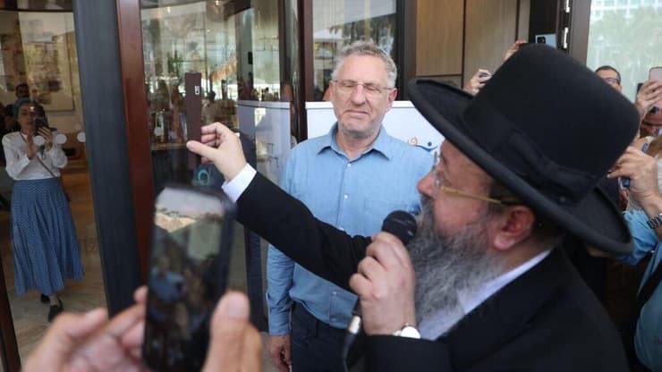 טקס קביעת מזוזה, הבוקר (צילום: מוטי קמחי) טקס קביעת מזוזה