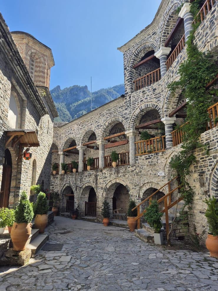 מנזר דיונסיוס בחלקו התחתון של המסלול (צילום: ג'ולי יפה) מנזר דיונסיוס בחלקו התחתון של המסלול