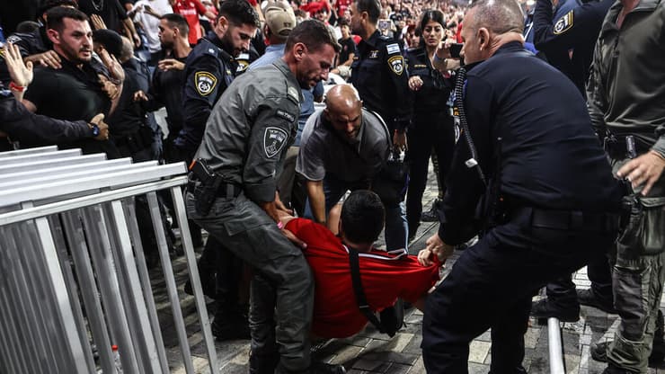 אוהד הפועל ת"א נעצר ביציע (צילום: גיל נחושתן) הפועל ת"א בית"ר ירושלים גמר גביע הטוטו