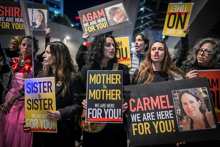 חנה אזולאי הספרי, שרית וינו אלעד, אורנה בנאי ונשים נוספות מהקבוצה, בצעדת המחאה בגבול עזה. "השלטים שלנו היו בכוונה באנגלית, כדי להסביר לתקשורת הבינלאומית מה קורה כאן" (צילום: אסקף אברהם) חנה אזולאי הספרי, שרית וינו אלעד, אורנה בנאי ונשים נוספות מהקבוצה, בצעדת המחאה בגבול עזה. "השלטים שלנו היו בכוונה באנגלית, כדי להסביר לתקשורת הבינלאומית מה קורה כאן"