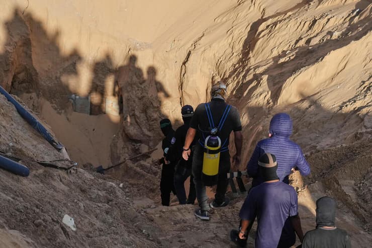 צילום: AP Photo/Jehad Alshrafi מחבלי חמאס עורכים לכאורה חיפוש אחר חללים חטופים בשכונת חמד חאן יונס