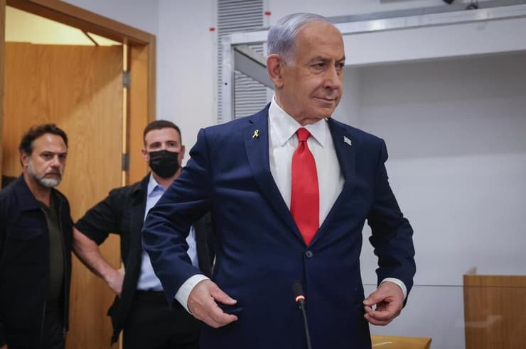 נתניהו ועופר גולן (משמאל, נכנס בדלת) (צילום: מרים אלסטר) נתניהו נכנס לאולם בית המשפט