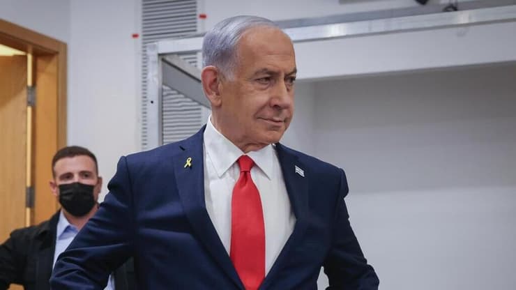 נתניהו נכנס לאולם בית המשפט