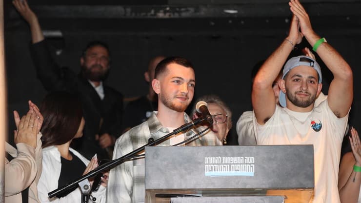 מארגן אירוע הנחת תפילין המונית. "זה היה החלום בשבי" (צילום: יריב כץ) שורד השבי בר קופרשטיין בכיכר החטופים