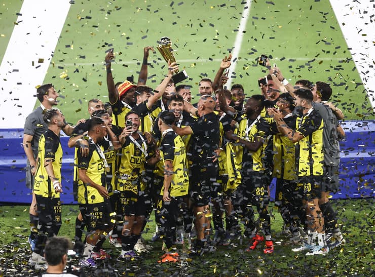 הצהובים-שחורים על הפודיום (צילום: גיל נחושתן) בית"ר ירושלים מניפה את גביע הטוטו לשנת 2025