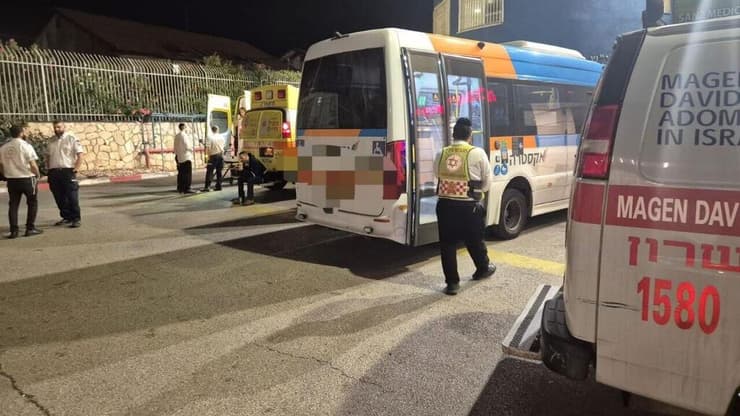 המיניבוס שבו נהג תושב העיר, חונה בלניאדו (צילום: אורנה חושפת) נהג אוטובוס נדקר על ידי שני צעירים בנתניה