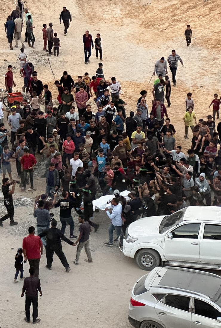 צילום: רויטרס/REUTERS/Haseeb Alwazeer מחבלי חמאס באתר מציאת הגופה