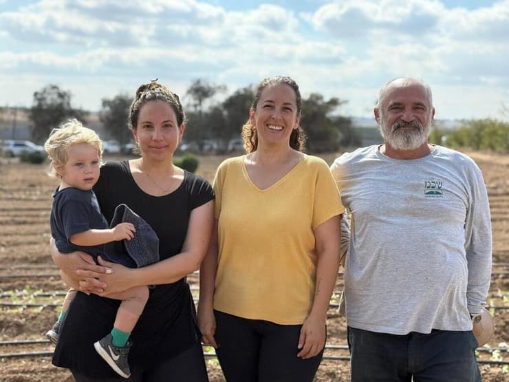 "בשביל זה בחרנו לחיות בקיבוץ ולא בעיר". יוזמי הפרויקט (צילום: מאיר אבן חיים) "בשביל זה בחרנו לחיות בקיבוץ ולא בעיר". יוזמי הפרויקט