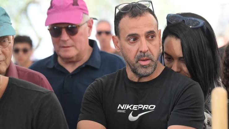 אלי שרעבי עם בת זוגו יערה קריספיל, בהלוויית אחיו יוסי (צילום: פאולינה פטימר) אלי שרעבי עם בת זוגו החדשה יערה קריספיל, בהלוויית אחיו יוסי שרעבי