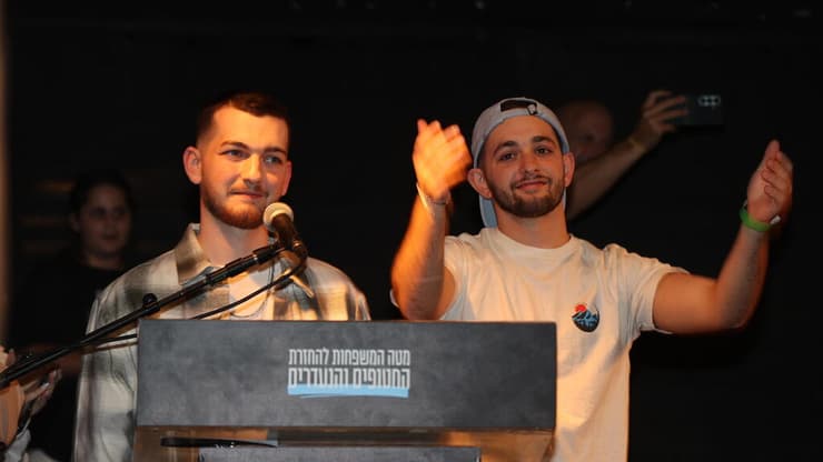 בר קופרשטיין בכיכר, אמש (צילום: יריב כץ) שורד השבי בר קופרשטיין בכיכר החטופים