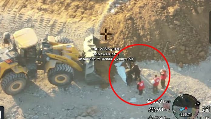 אנשי הצלב האדום ליד מחבלי חמאס אנשי חמאס מביימים הימצאות שרידי גופת חלל, בנוכחות אנשי צלב אדום