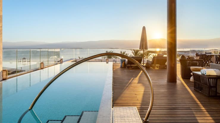 הבריכה הפרטית של הסוויטה הנשיאותית (צילום: סטודיו פלד) המרפסת של אחת הסוויטות