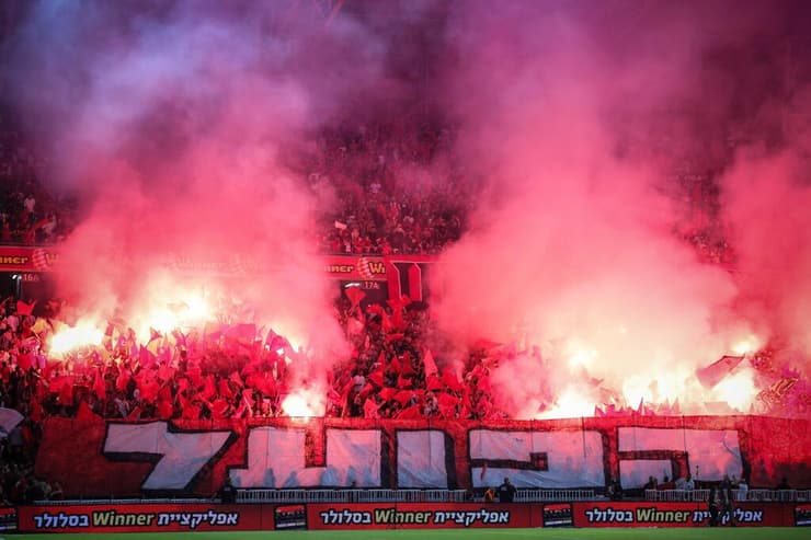 אבוקות ביציע אוהדי הפועל ת"א בגמר גביע הטוטו (צילום: עוז מועלם) הפועל ת"א בית"ר ירושלים גמר גביע הטוטו